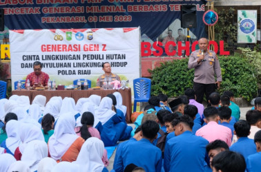 Polda Riau Edukasi Lingkungan di SMK Labor Pekanbaru, Tanam 10 Pohon Dapat SIM Gratis