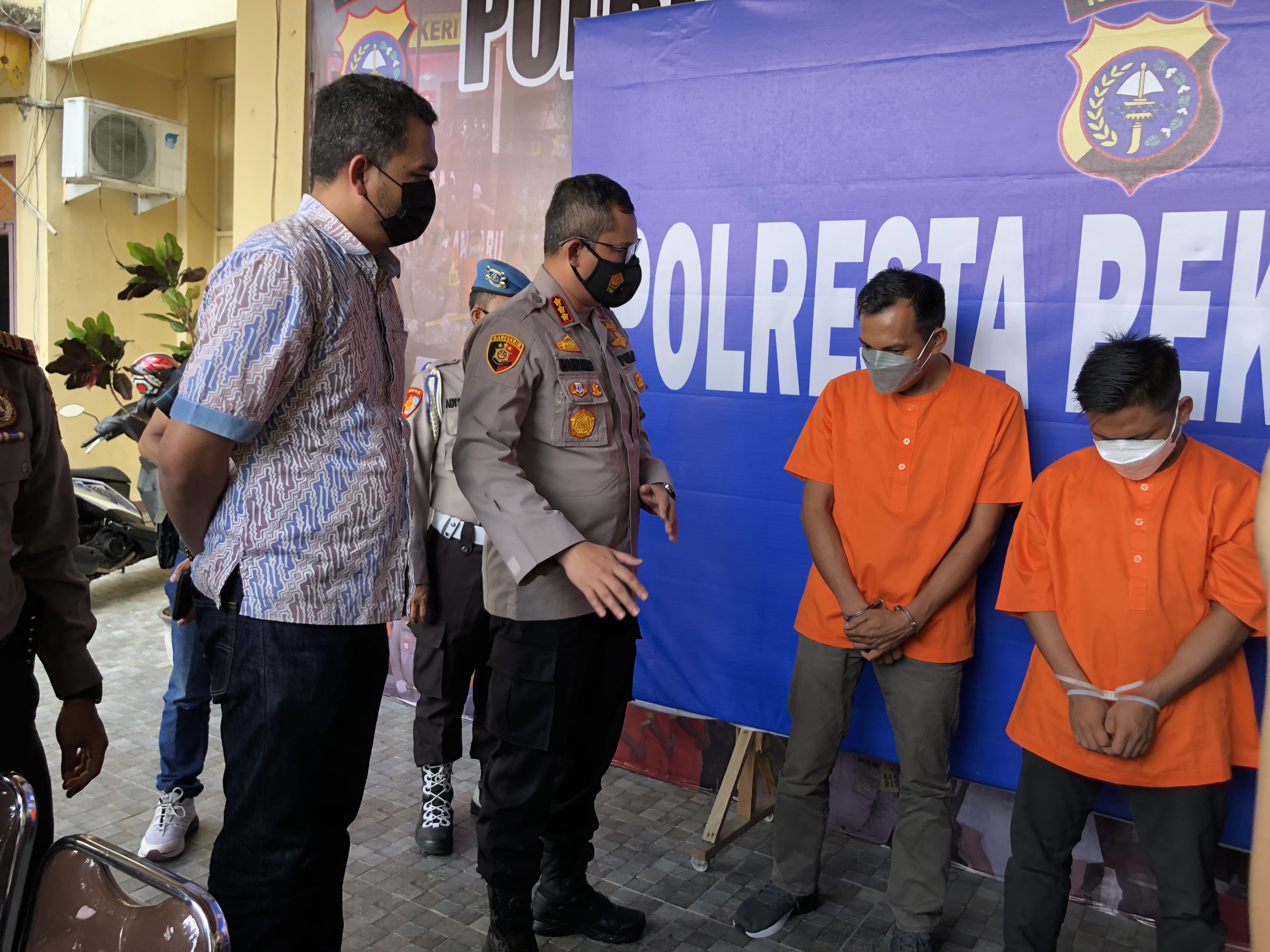 Polsek Bukitraya Ungkap Dua Pelaku Pemalsu Hasil Test Swab Di Bandara SSQ II Pekanbaru.