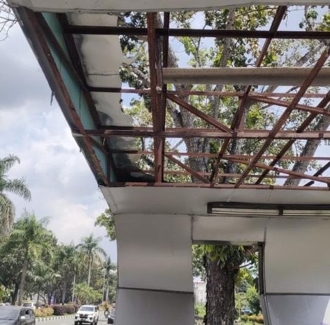 Dua Halte Bus TMP di Jalan Sudirman Dirusak