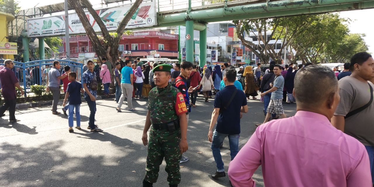 Babinsa Koramil 02 Kota  Monitoring Demo Pedagang STC Ke DPRD Kota 