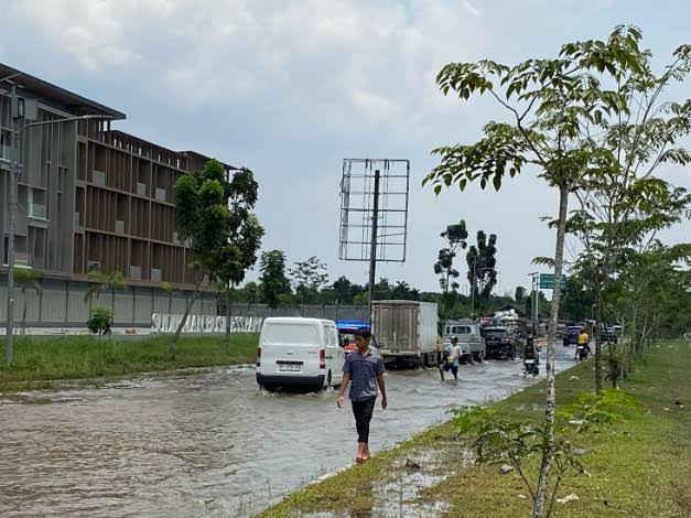 Ini Solusi Plt Gubri Atasi Banjir di Jalan Sudirman Ujung Pekanbaru