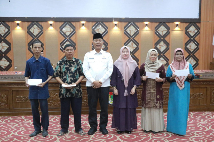 Pemko Pekanbaru Salurkan Zakat Kepada Puluhan THL dan Masyarakat di Dua Kecamatan