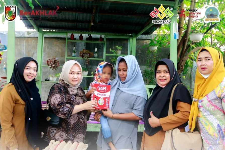 Ketua Dharma Wanita BKPSDM Kota Pekanbaru Salurkan Bantuan Paket Sembako Untuk Anak Stunting