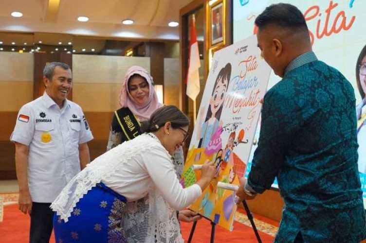 Bunda Literasi Riau Luncurkan Buku Karya Pertamanya