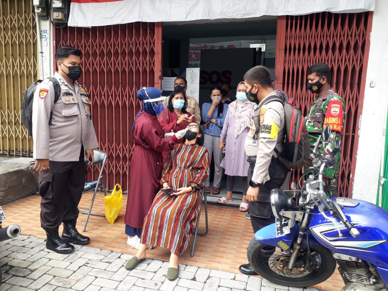 Babinsa Bersama Personil Polda Riau Dampingi Nakes Tracing di Jalan Hangtuah 