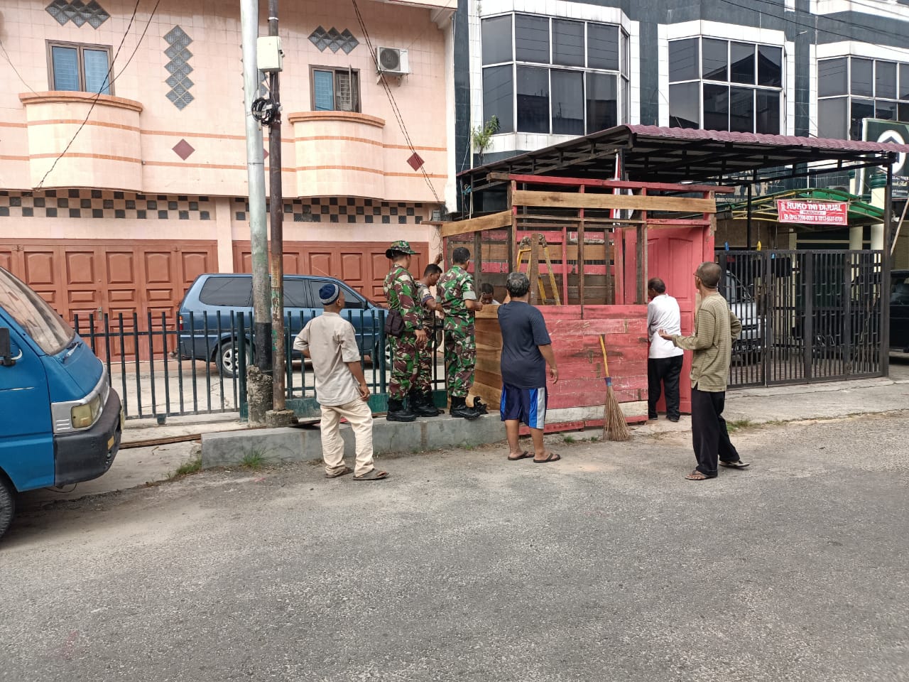 Sertu Khairuddin Bersama Warga Bangun Posko Kampung Pancasila 