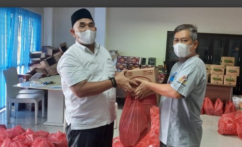 PWI Riau Bagikan 500 Bingkisan Lebaran ke Wartawan 