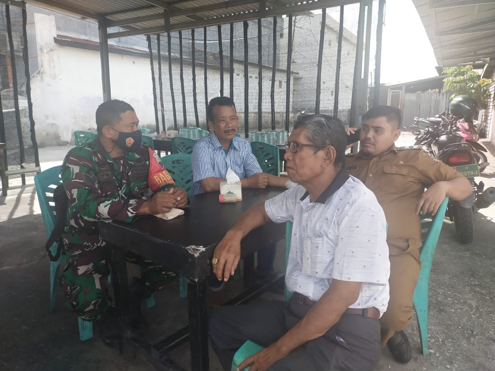 Komsos dengan Tokoh Masyarakat Babinsa Penanganan Sampah dan Limbah Rumah Tangga 