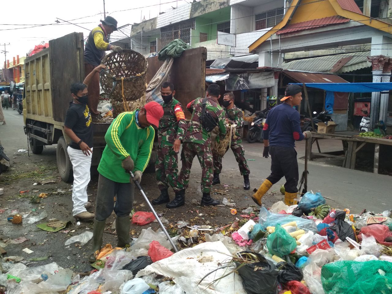Ciptakan Pekanbaru Bebas Sampah, Babinsa dan Warga Goro Bersama