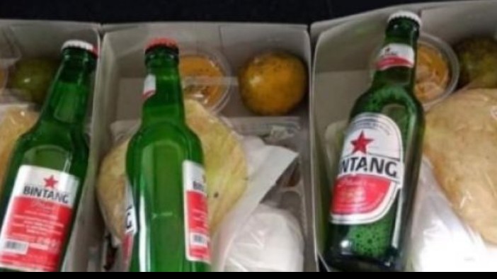 Beredar Foto Nasi Kotak Berisi Bir, Netizen: Botol Cuka?