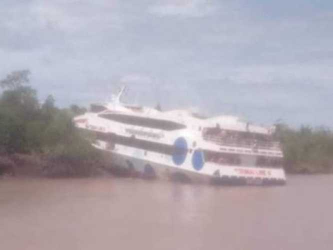 Mesin Rusak, Kapal Feri Kandas di Sungai Tohor Meranti