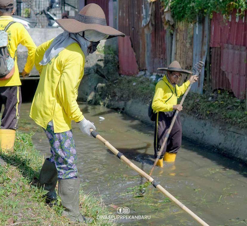 Pasukan Kuning PUPR Pekanbaru Tetap Rutin Bersihkan Drainase
