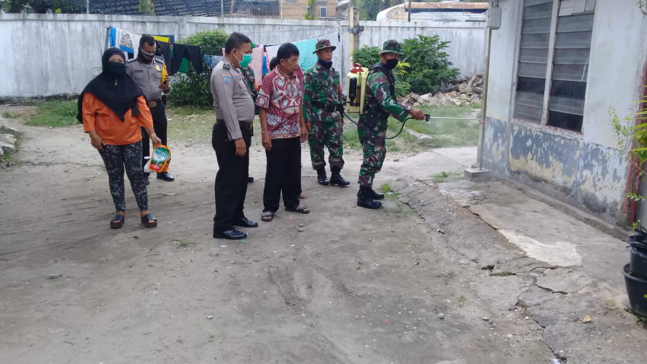 Cegah Covid-19, 25 Rumah Warga Disemprot Disinfektan, Ini Pesan Babinsa Tanahdatar 