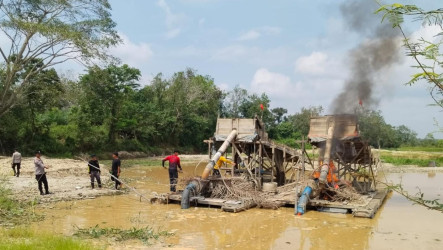 Giliran Rakit PETI di Cerenti dan Pangean Dibakar Polisi