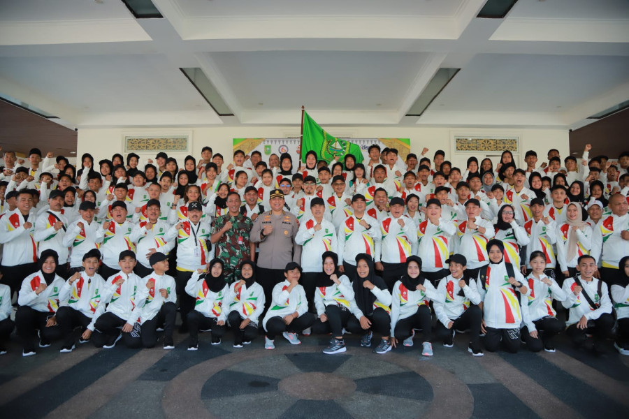 Gubri Syamsuar Kukuhkan dan Lepas Kontingen Riau ke Popnas XVI/2023