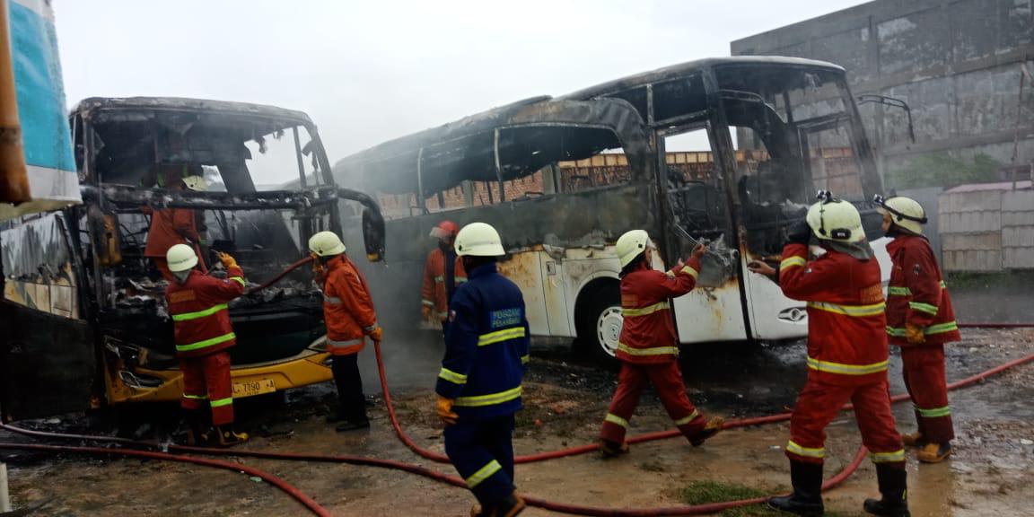 Kebakaran Dua Unit Bus Pariwisata Gegerkan Warga SM Amin.