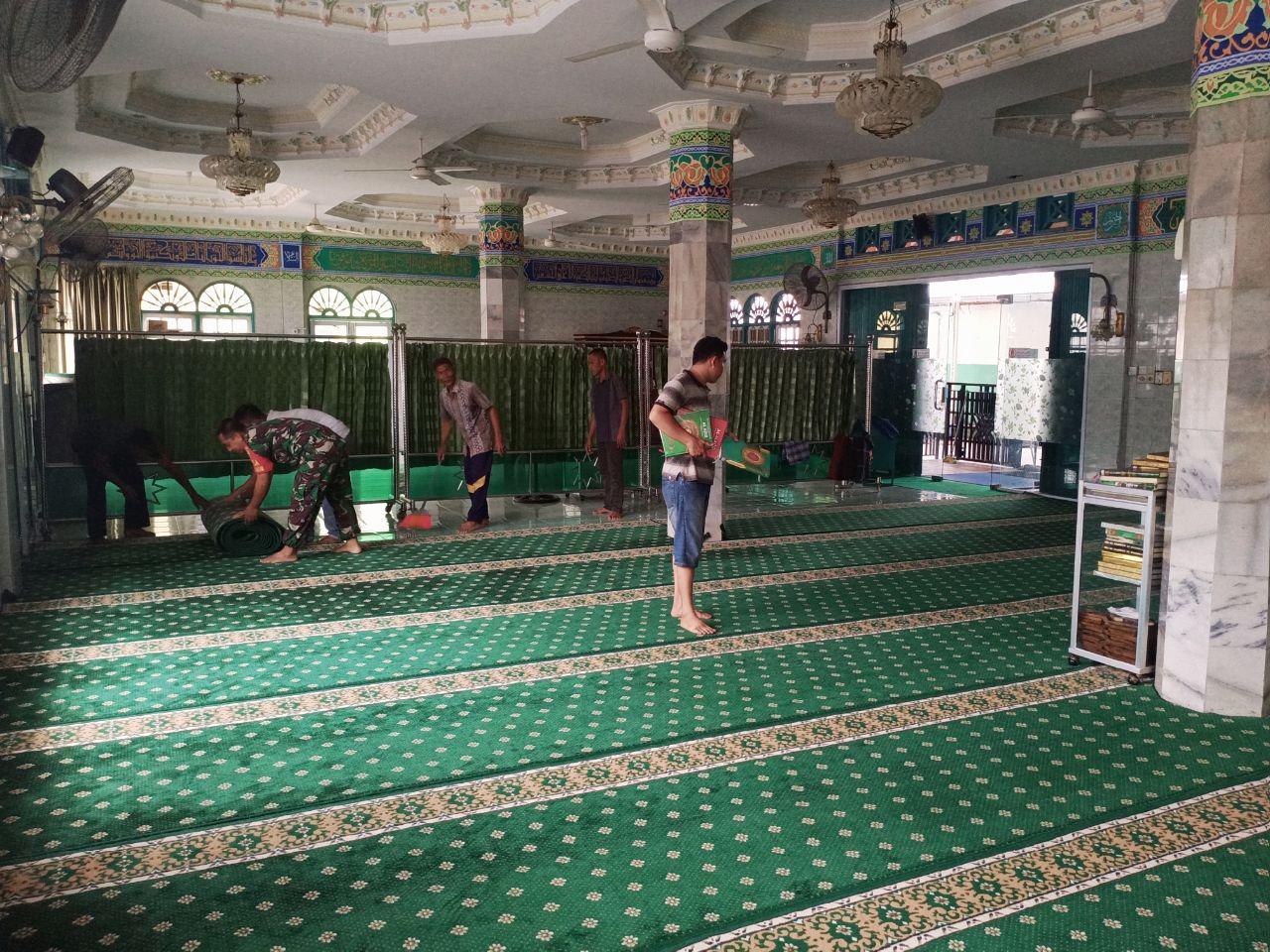 Peduli Rumah Ibadah, Babinsa Tanah Datar Bersihkan Masjid Ash-shalihin