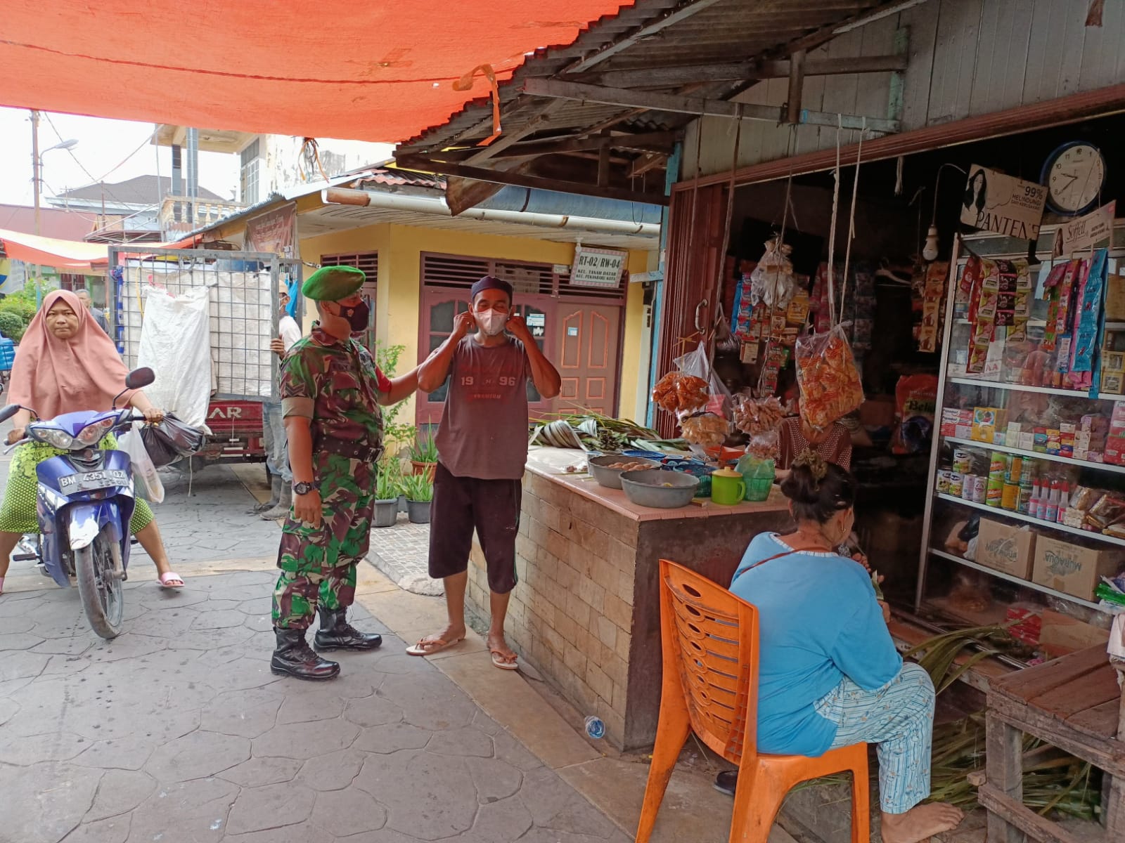 Babinsa Gelar Prokes dan Bagikan Masker 