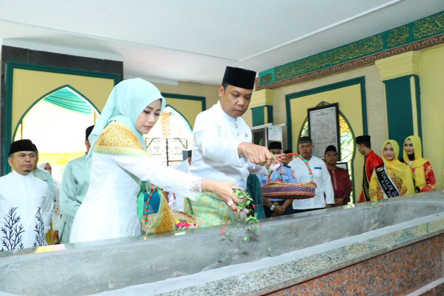 Pj Walikota Pekanbaru Didampingi Istri Ziarah ke Makam Marhum Pekan
