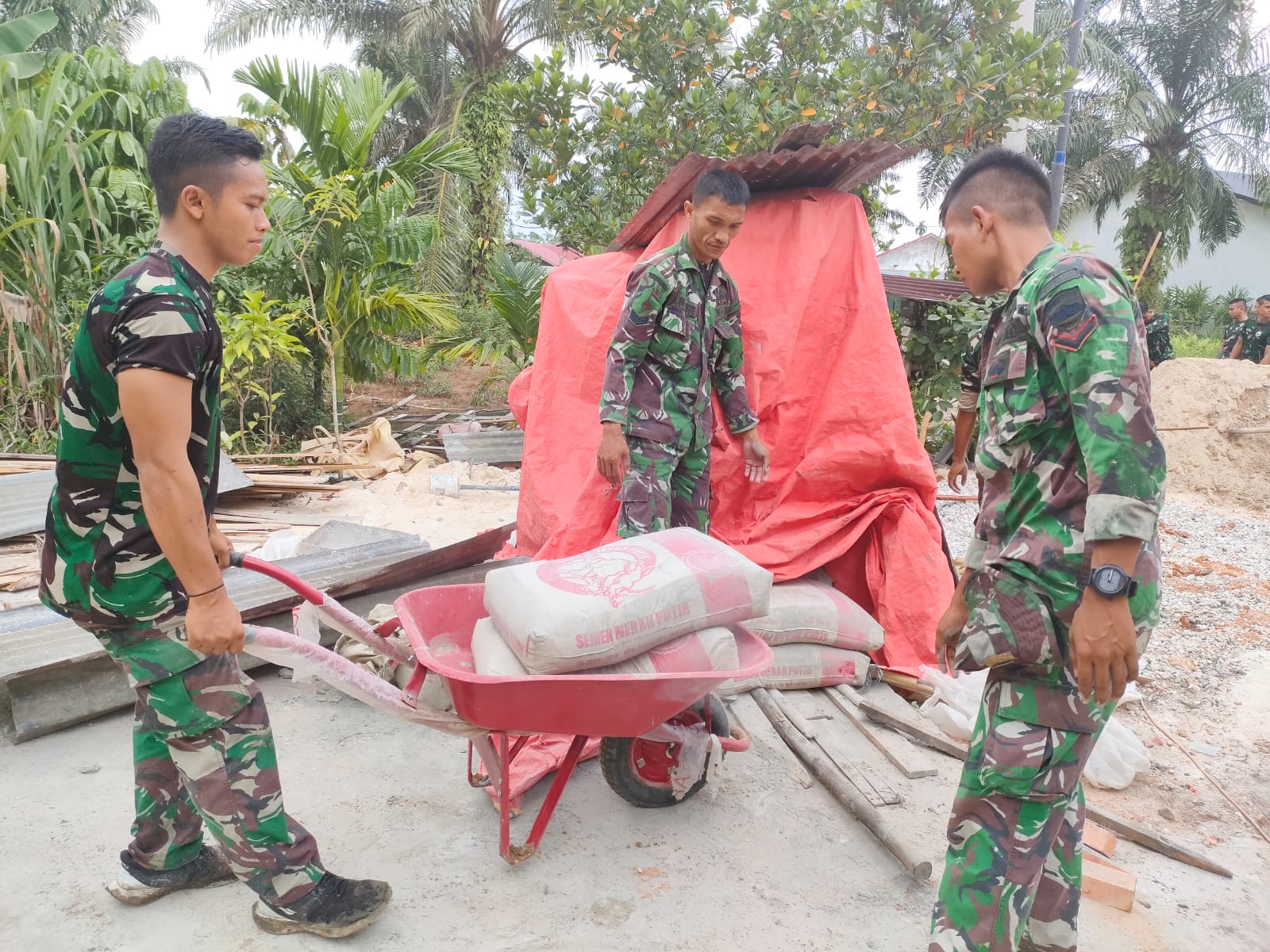 Bersama Satgas TMMD ke 114, Serka TM Sihite Ikut Bedah Rumah, Semenisasi Jalan dan  Perbaikan Posko