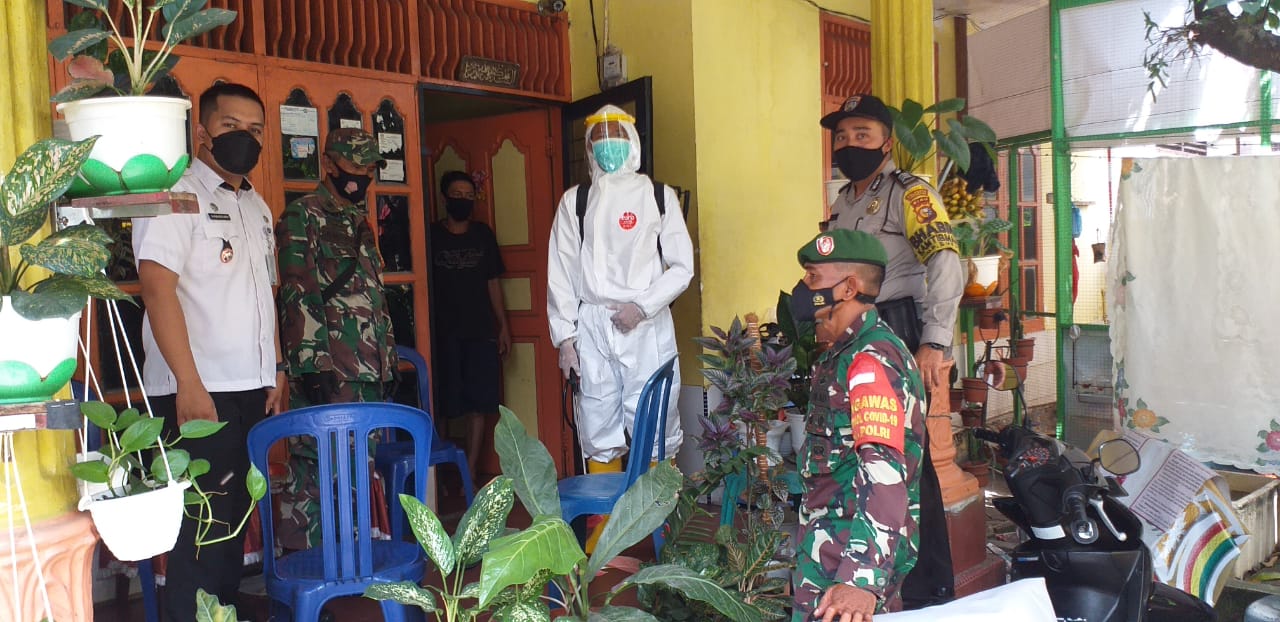 Babinsa dan Satgas Covid-19 Gelar Tracing dan Penyemprotan Disinfektan 