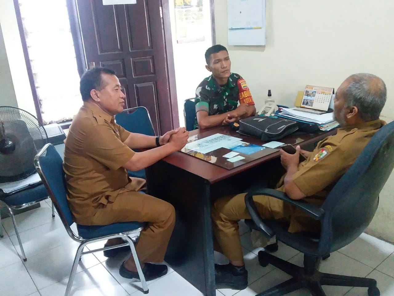 Ciptakan Keamanan Di Wilayah Teritorial Babinsa Komsos ke Kantor Kelurahan 