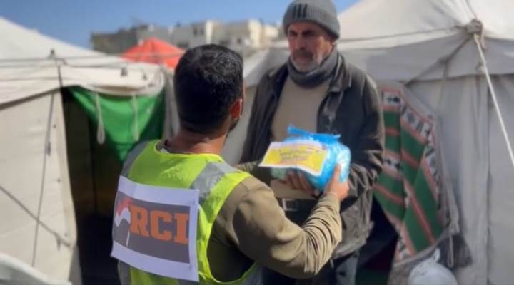 RCI dan Kombatpol Berbagi Makanan  di Palestina