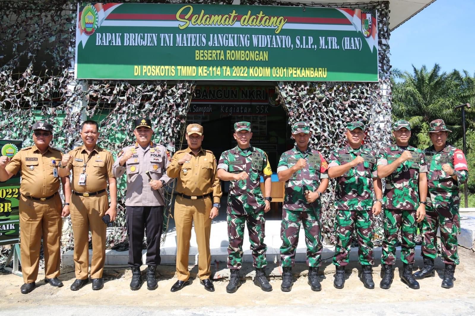 Pj Wali Kota Pekanbaru Dampingi Tim Wasev TNI AD Tinjau Hasil Kegiatan TMMD di Kulim