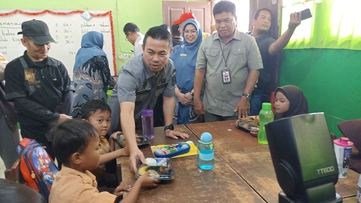 Pj Wako Saksikan Simulasi Makan Siang Gratis di Dua Sekolah