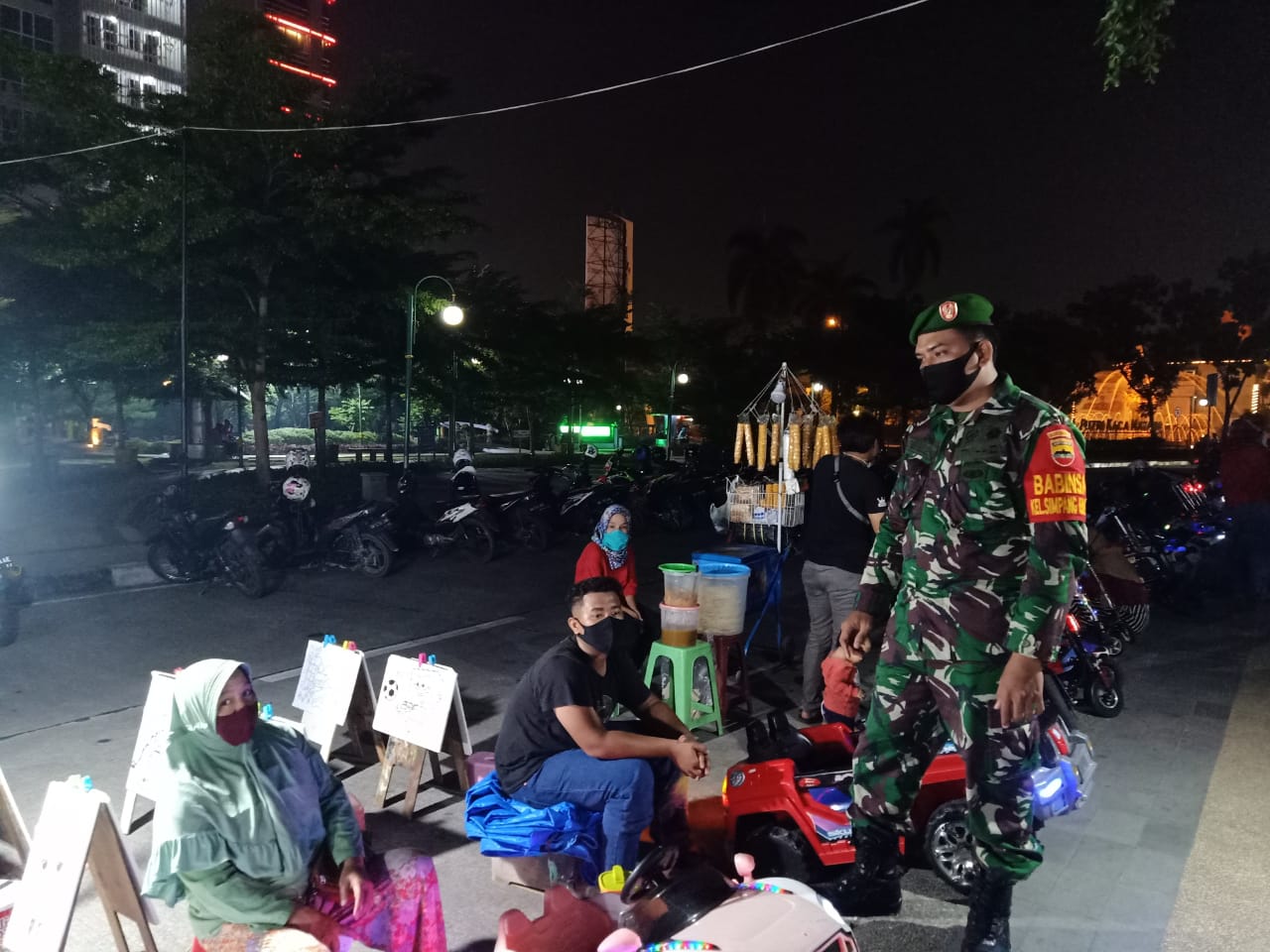 Dukung Perilaku Hidup Baru, Babinsa Gelar Pembagian Masker 