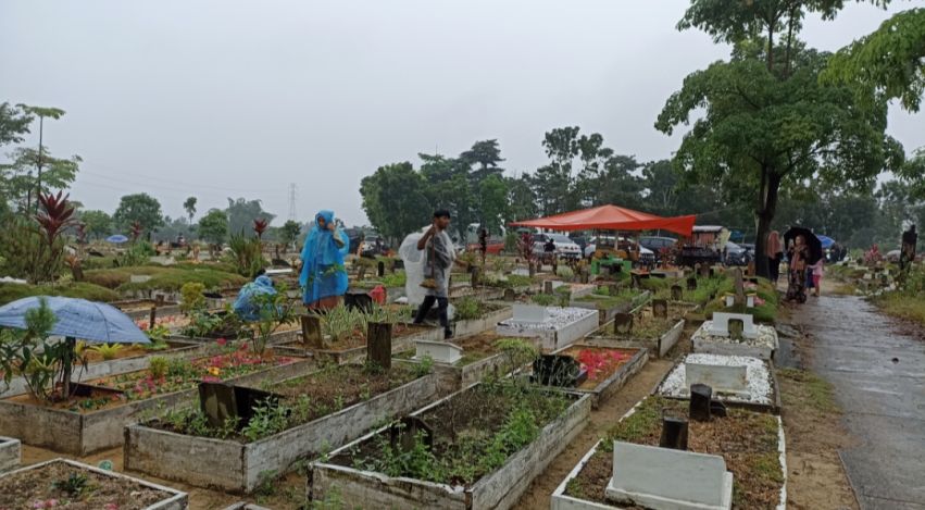 Jelang Ramadan, TPU di Pekanbaru Ramai Peziarah hingga Pedagang Bunga