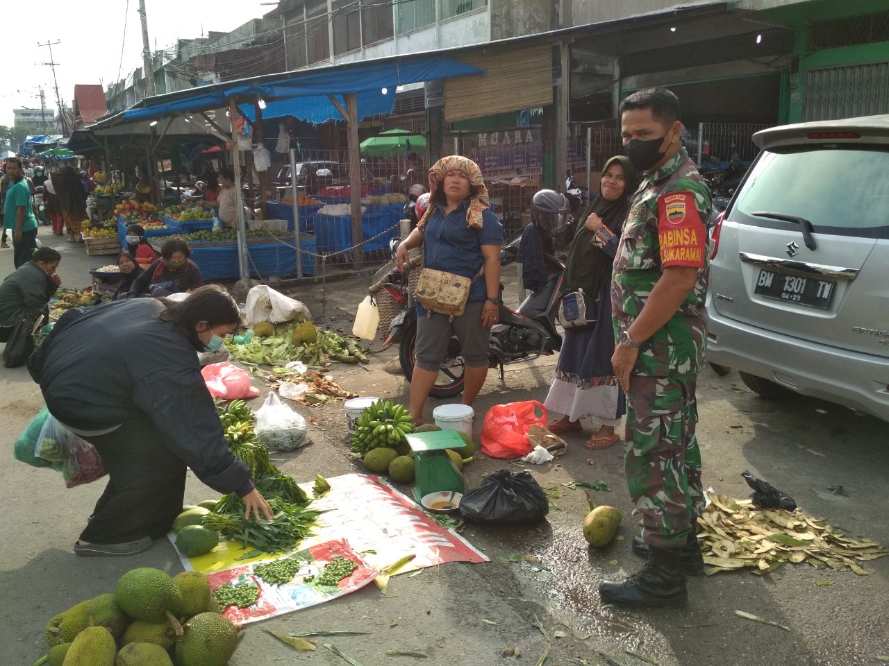 Babinsa Sukaramai Aktif Gelar Edukasi Protokol Kesehatan di Pasar 