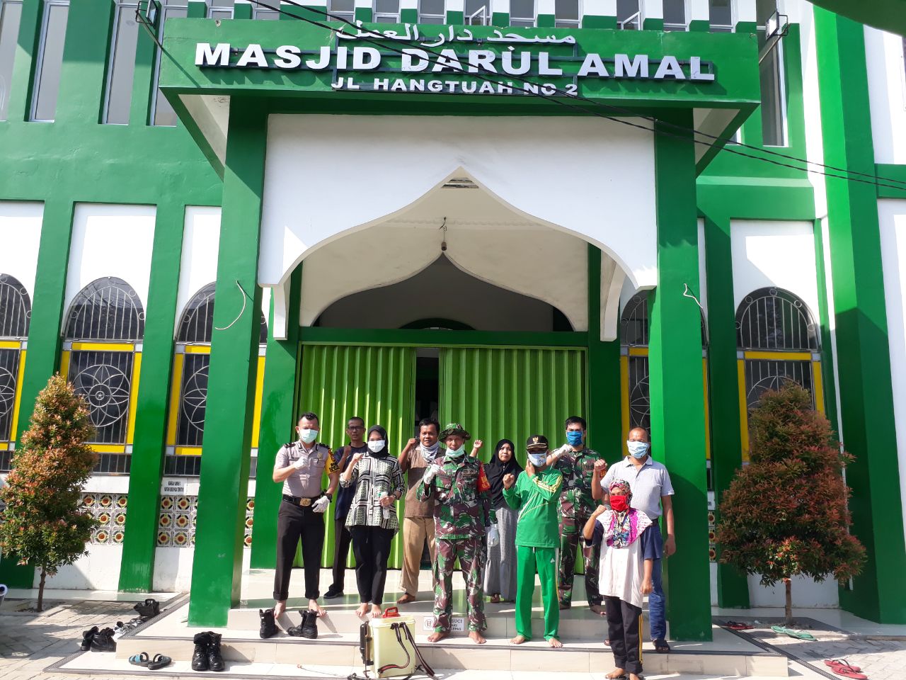 Babinsa-Bhabinkamtibmas Dan Lurah Sumahilang Semprotkan Disinfektan Ke Masjid Darul Amal