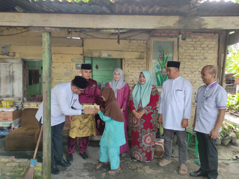 Berkah Ramadan, Camat Bukit Raya Salurkan Bantuan