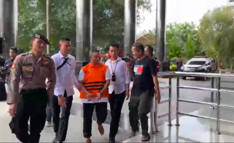 Gubernur Riau Abdul Wahid Tersangka, Sah Pakai Rompi Orange KPK
