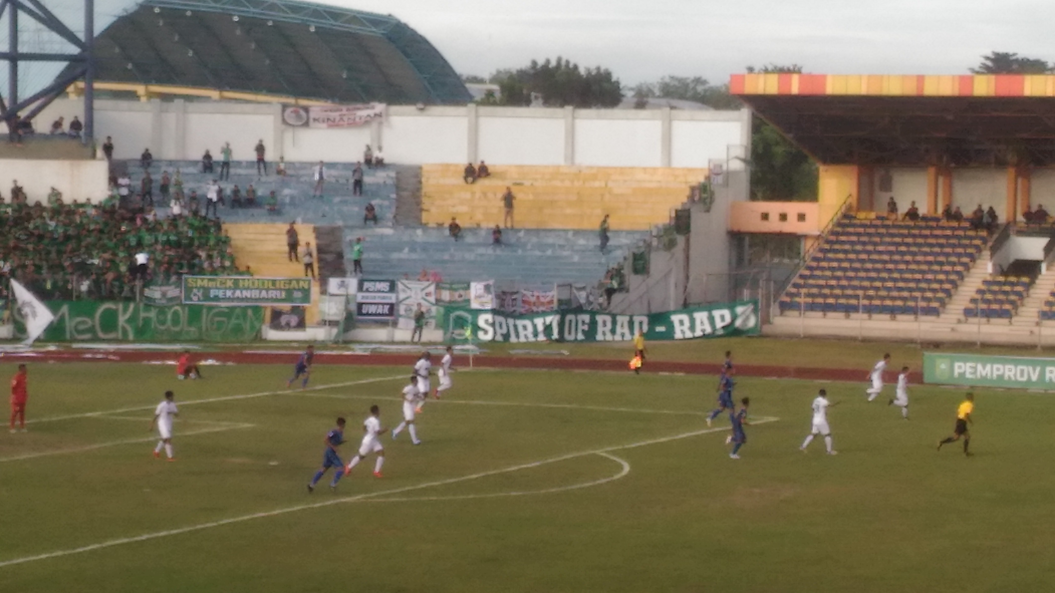 Kericuhan Suporter Warnai Kekalahan PSPS  kontra PSMS 2-3