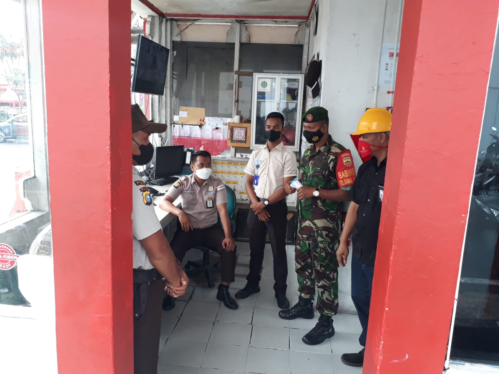 Komsos ke Grha Telkomsel, Babinsa Imbau Tim Pengamanan Waspada 