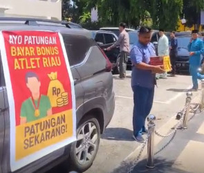 Bentang Spanduk di Masjid Kantor Gubernur Riau, KSJ Galang Dana Pembayaran Bonus Atlet