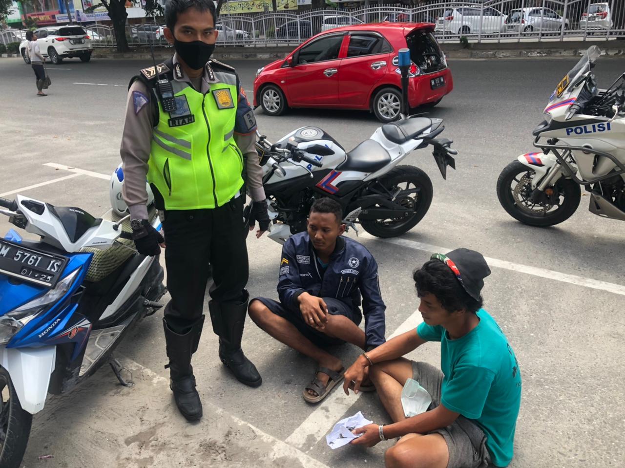 Polantas Pekanbaru Amankan Dua Pemuda Lawan Arus. Saat Digeledah Ternyata Bawa 2 Paket Ganja.