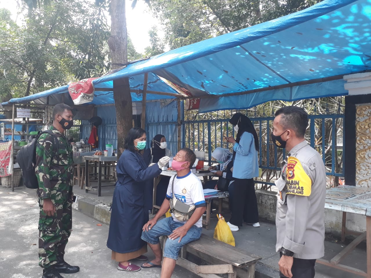 Babinsa Sumahilang Monitoring Swab Test di Kecamatan Pekanbaru Kota 