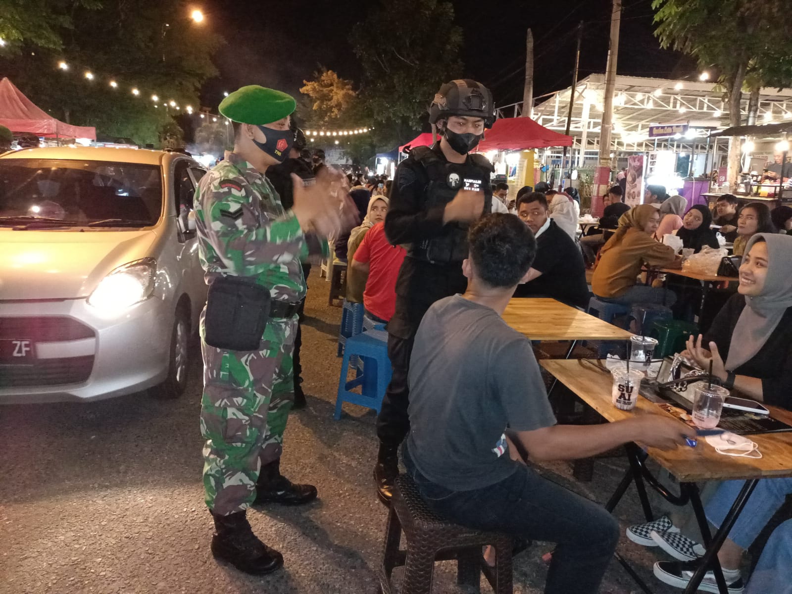 Patroli Sinergitas TNI Polri, Sambangi Pusat Keramaian Babinsa Imbau Masyarakat Tetap Prokes 