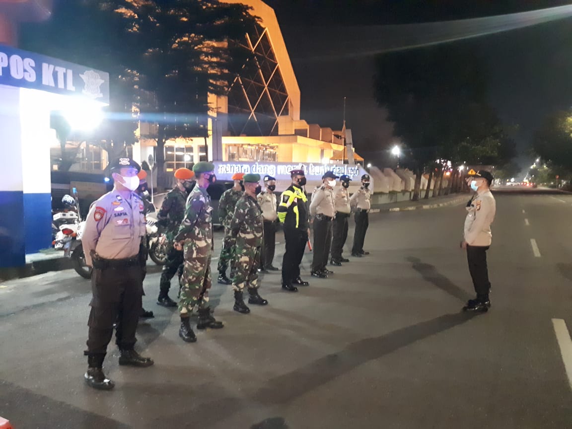 Rutinitas Babinsa Bersama Tim Gabungan Malam Hari Menjelang PPKM Level 4