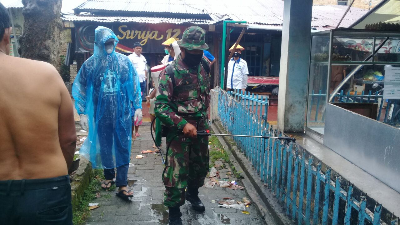 Melawan Covid-19, Babinsa Tanahdatar Semprot Rumah Padat Penduduk