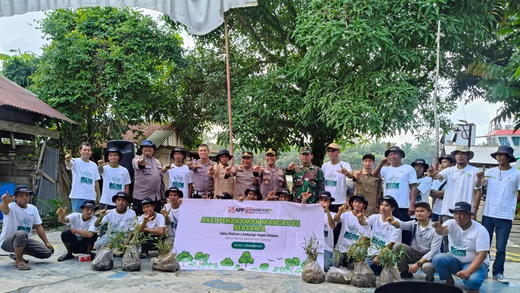 Perkuat Ketahanan Ekosistem Pesisir Sungai Siak, PT IKPP Bersama Warga Tanami 5000 Pohon Mangrove di Tepian Sungai