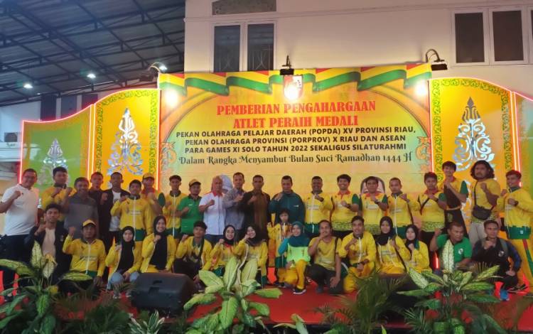 Pj Walikota Serahkan Bonus untuk Atlet dan Pelatih