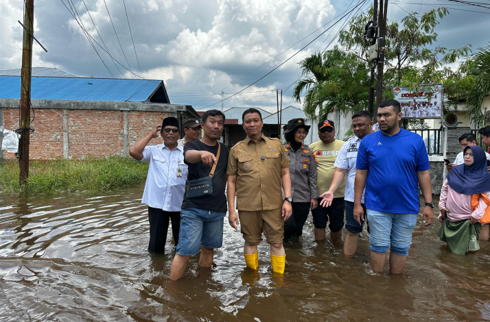 Wawako Tinjau Banjir di Kecamatan Limapuluh, 300 KK Terdampak