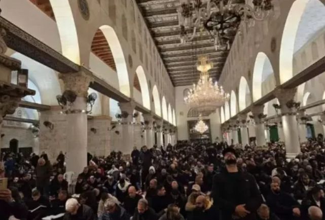 Meskipun Dihadang Israel, 80.000 Jemaah Palestina Tetap Salat Jumat di Masjid Al-Aqsa