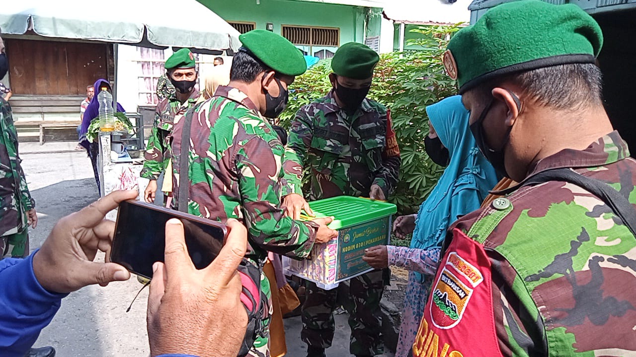 Jumat Berkah, Wadanramil 02 Kota Wakili Ketua PKC Cabang L Kodim 0301 Pekanbaru  Serahkan Bingkisan Sembako ke Warga  