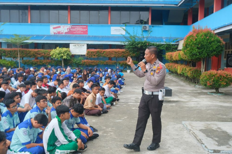 Satlantas Pekanbaru Ingatkan Pelajar SMK Telkom Pakai Helm ke Sekolah