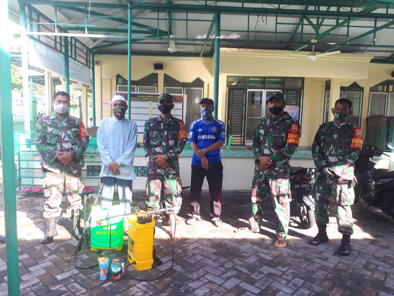 Cegah Covid-19, Babinsa Simpang Empat Kembali Semprotkan Cairan Disinfektan ke Masjid Al Hikmah